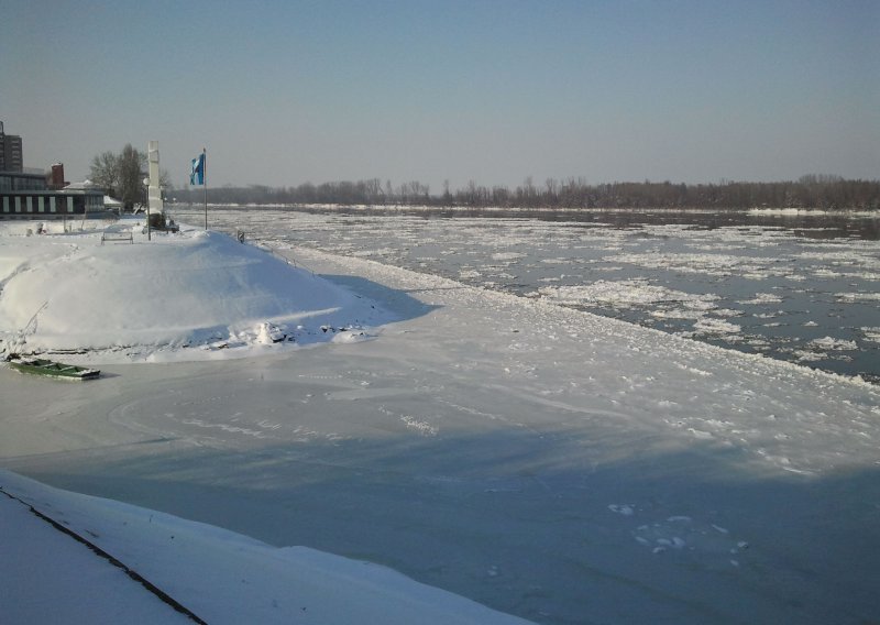 Zbog leda zabranjena plovidba Dunavom