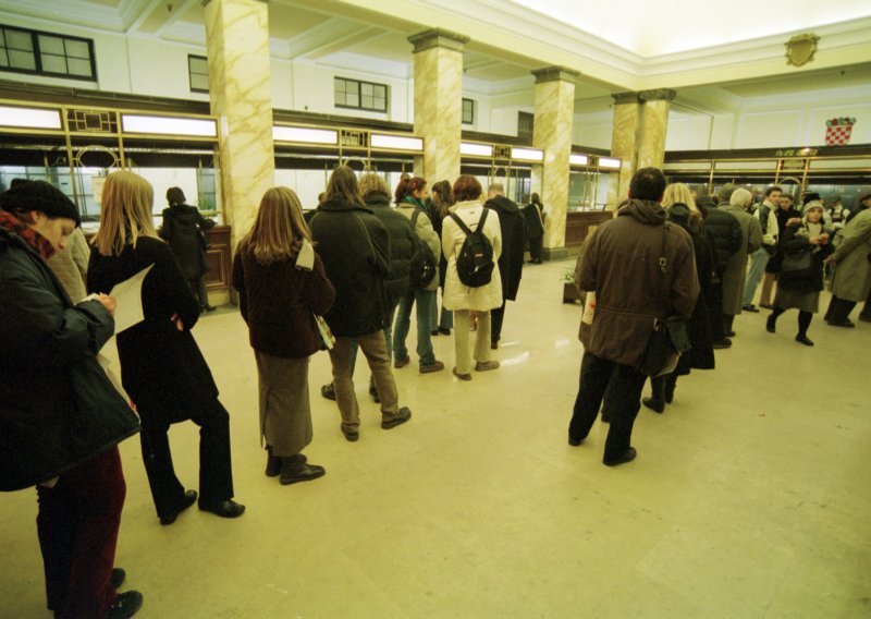 Hrvati više vjeruju svojoj banci nego Katoličkoj crkvi