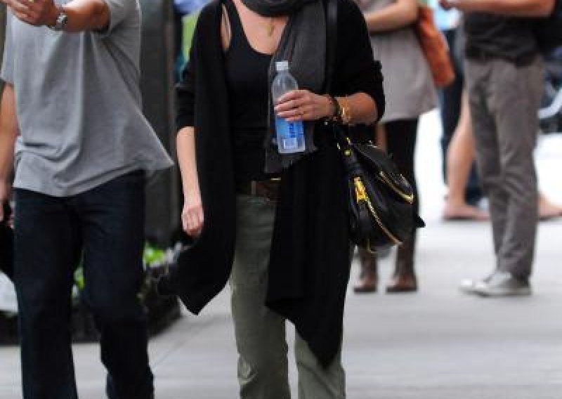 Jennifer Aniston otkriva zašto posuđuje dečkovu odjeću