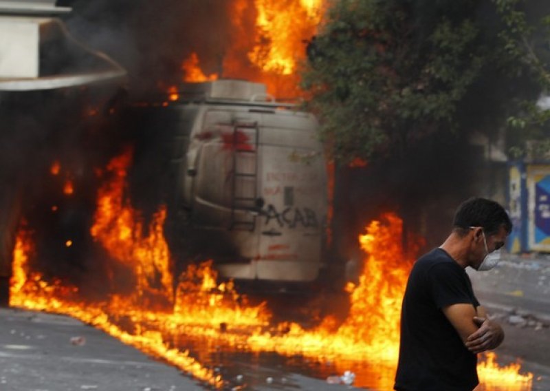 Tijekom prosvjeda u Ateni spaljena njemačka zastava