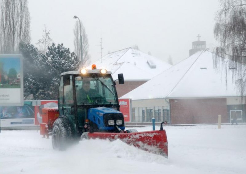 Ceste u Zagrebu neočišćene, kaos u prometu