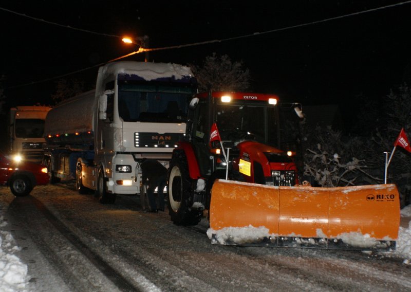 Cisterna puna goriva proklizala na cesti i blokirala promet