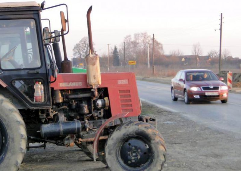 Pregazio ga traktor bez vozača