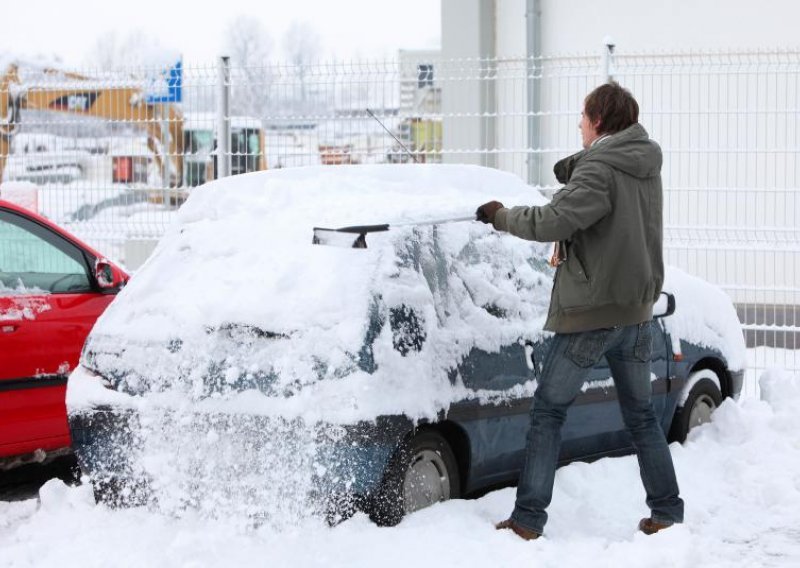 Za snijeg na krovu automobila 700 kuna kazne