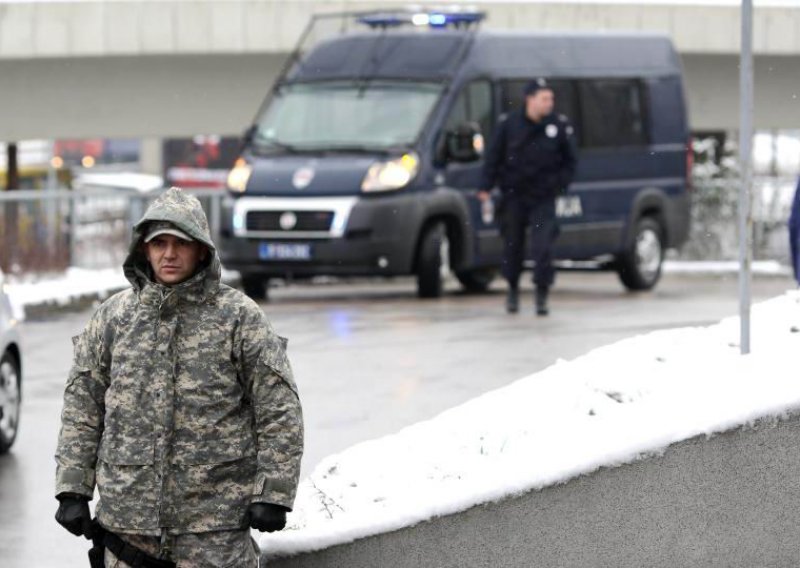 Srpska policija legitimira sve oko Arene