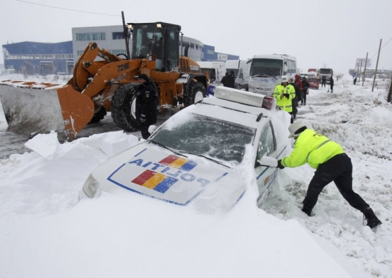 Vojska spašava 900 ljudi u vozilima zatrpanim snijegom