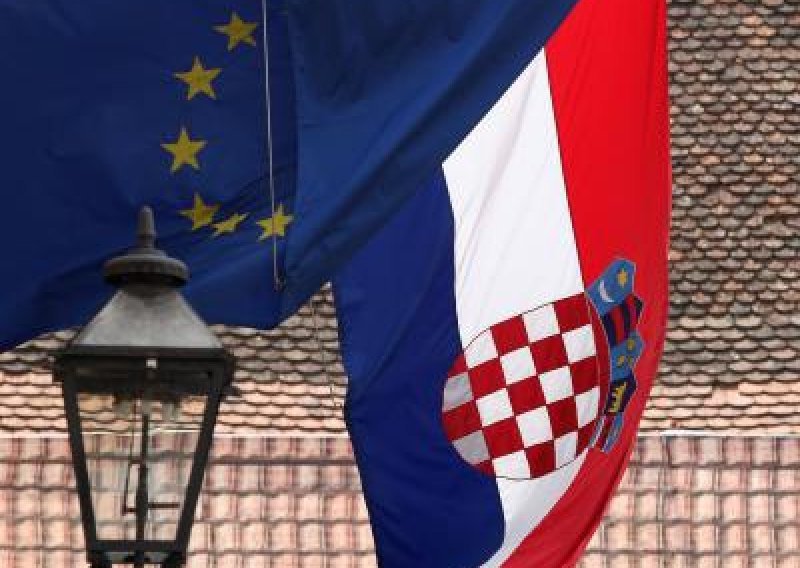 New agencies report about Croatia's EU entry vote