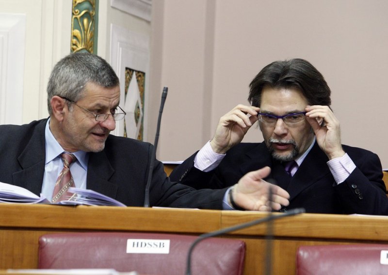 Lesar želi raspravu o referendumu o referendumu