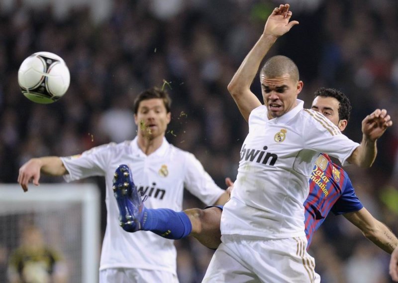 Zidane brani Pepea, Di Stefano Mourinha