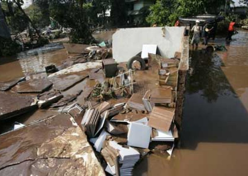Najmanje 50 mrtvih zbog puknuća nasipa i poplave