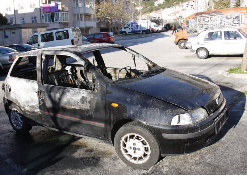 Na parkiralištu izgorjela tri automobila