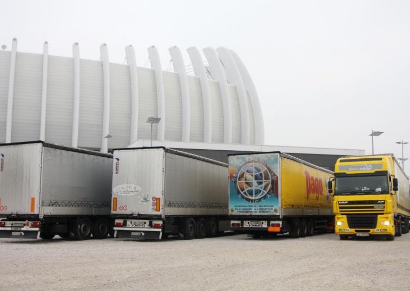 Pogledajte kako izgleda 75 tona opreme za Arena Ice Fever 2012.