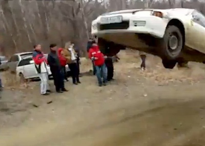 Pogledajte Hondu Civic koja misli da može letjeti