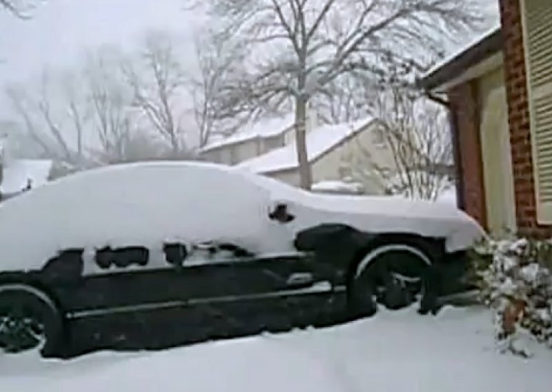 Jednostavniji način za čišćenje automobila od snijega