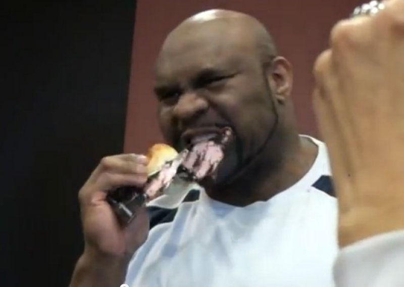 Bob Sapp na vaganju pojeo Peraka