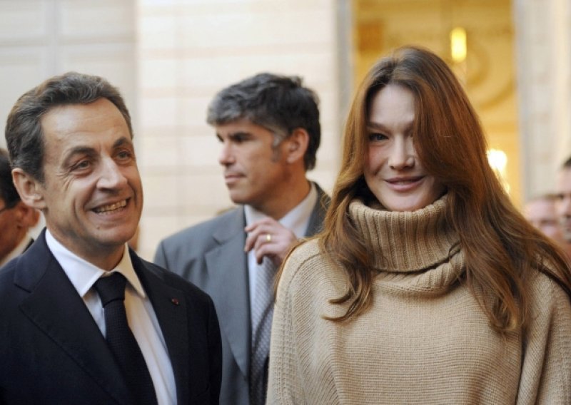 Carla Bruni prvi put u javnosti nakon porođaja