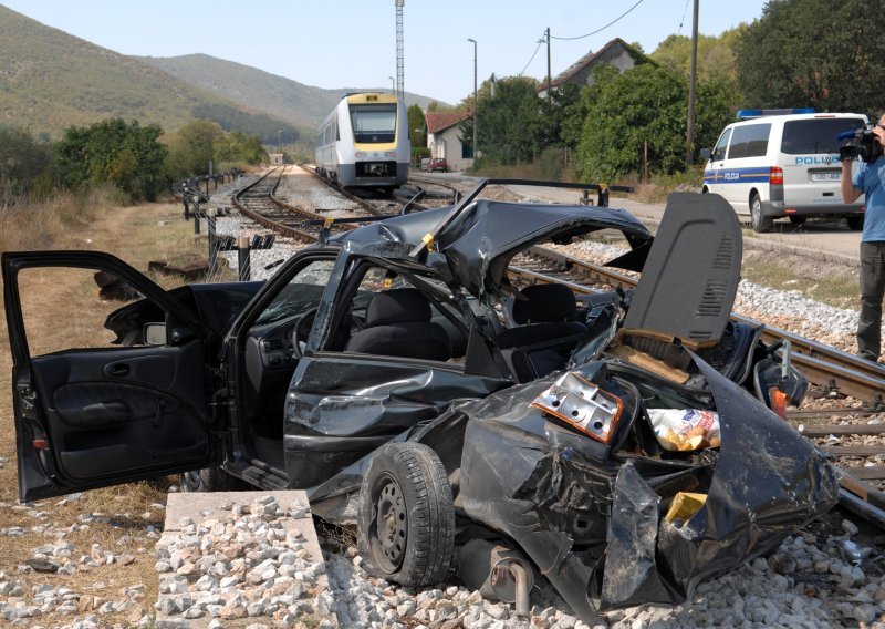 Automobilom podletio pod vlak i na mjestu poginuo