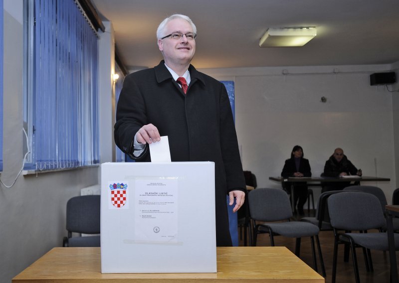 Josipovic leads in Croatia's presidential run-off
