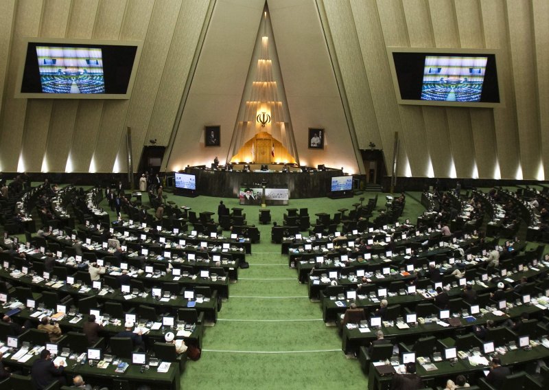 Iranski parlament izglasao smanjenje veza s Velikom Britanijom