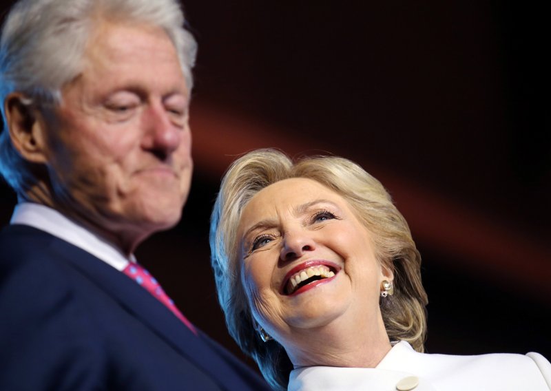Čvrsta sprega politike i novca omča je oko vrata Clintonovih