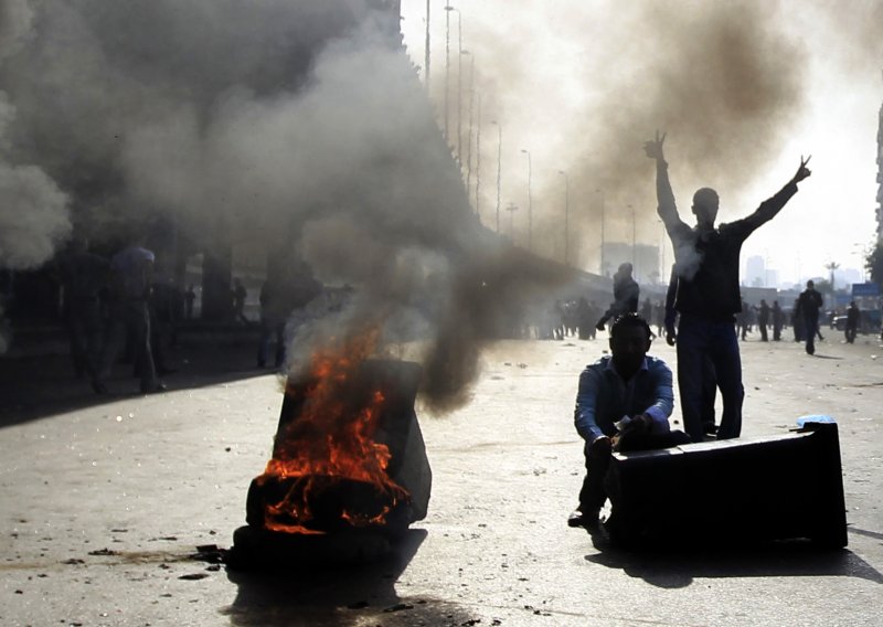 Mubarak raspušta vladu dok prosvjedu traju