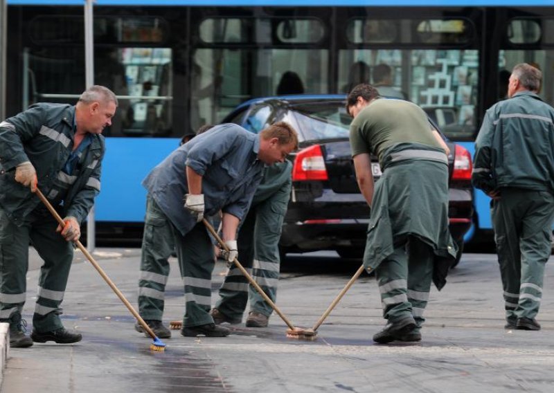 Božićnice i dar za djecu na čekanju još dva tjedna