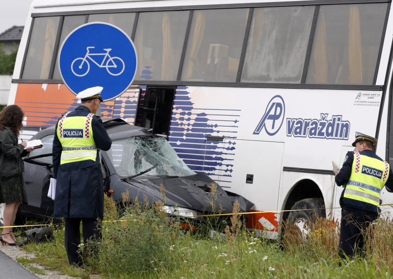 Vozač automobila poginuo u sudaru s autobusom