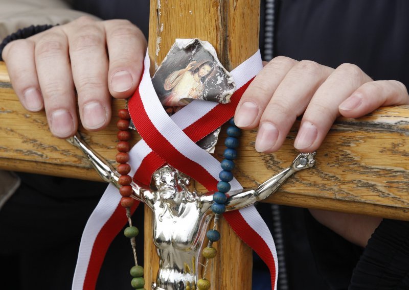 Premješten sporni križ posvećen Kaczynskom