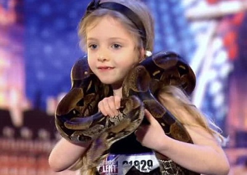 Djevojčica šokirala dvometarskom zmijom oko vrata