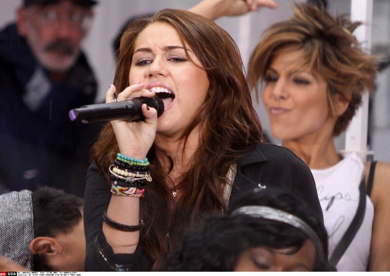 Miley obrađuje hit glam metalaca Poison