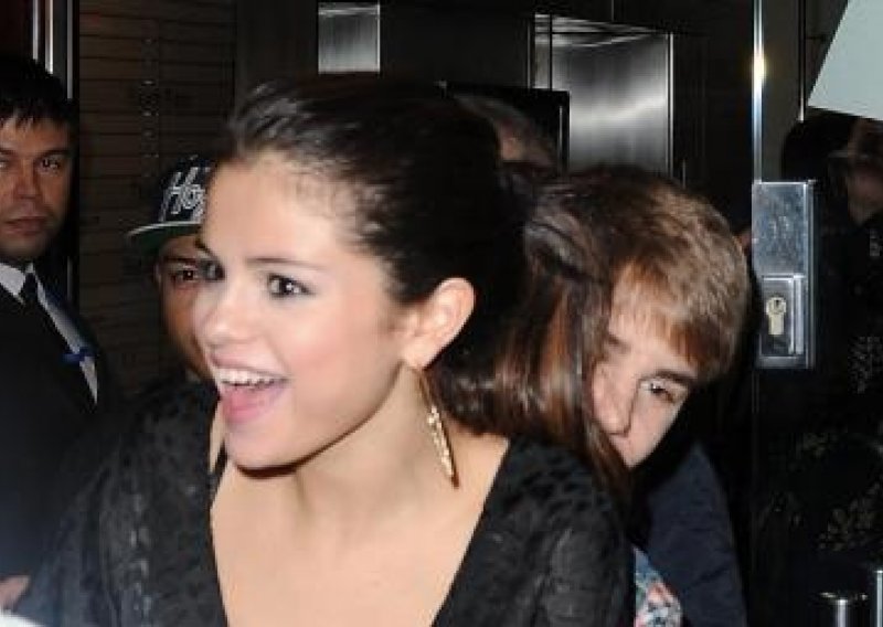 Bieber se od fotografa sakrio iza djevojke