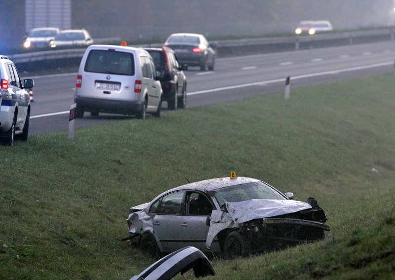 Putnica ispala iz automobila i poginula