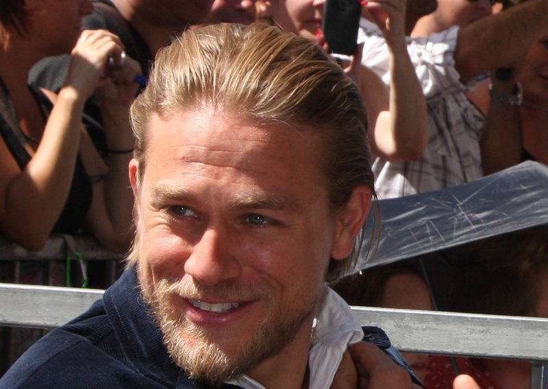 Glumac Charlie Hunnam kondiciju održava – vođenjem ljubavi!