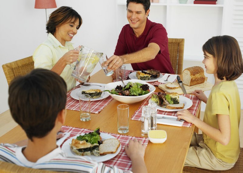Obiteljski ručkovi smanjuju ovisnost djece o porocima