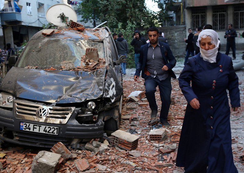 Automobil-bomba u Diyarbakiru nakon uhićenja kurdskog čelnika