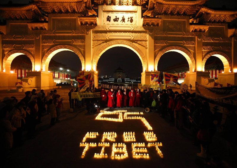 Zapalila se dva tibetanska svećenika