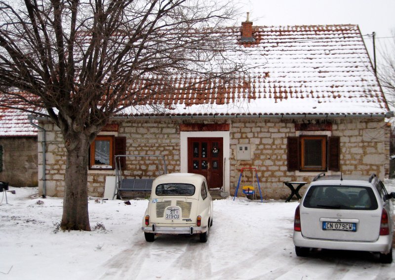 Beba umrla, otac i petogodišnja sestra kritično