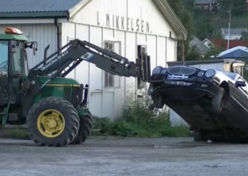 Ljutiti vlasnik krađu auta zaustavio traktorom!
