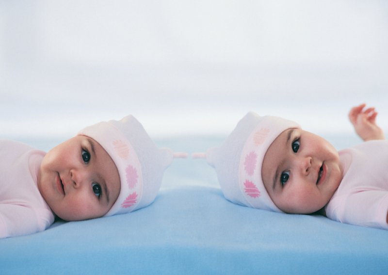 Jednojajčani blizanci rođeni u dva desetljeća
