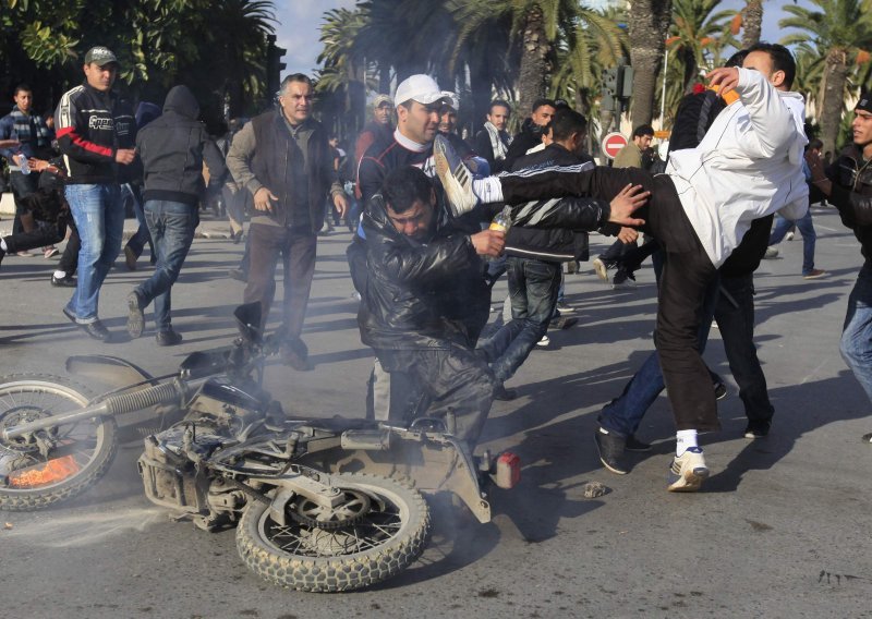 U Tunisu neredi, pljačke i požari