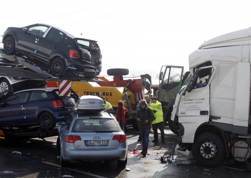 Čak 60 vozila u lančanom sudaru!