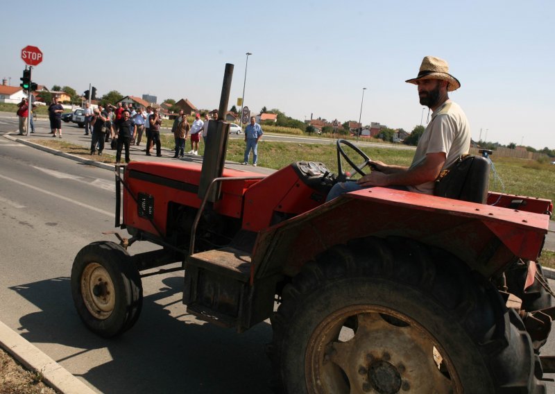 Mljekari traktorima blokirali ulaz u Zdenku