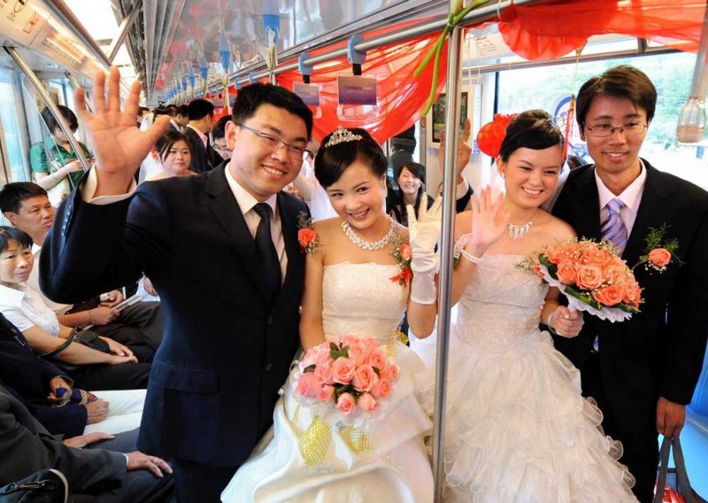 Kinezi hodali s natpisom da traže supruge