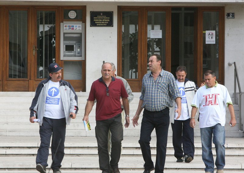 Radnici Salonita napustili zgradu Županije