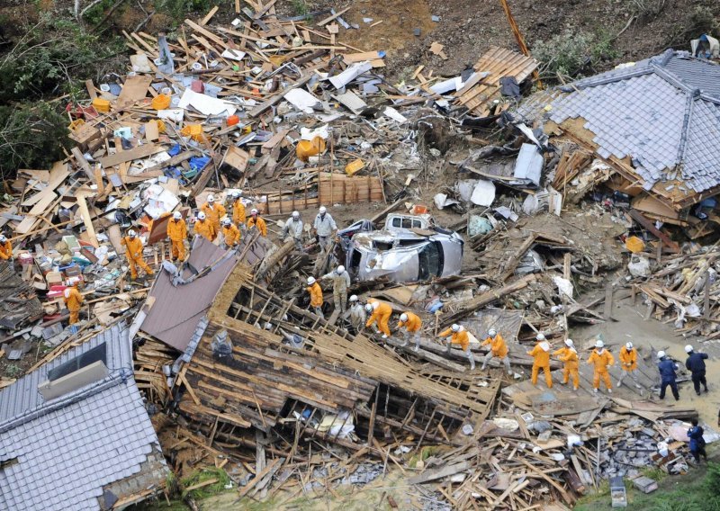 U naletu tajfuna Talas poginulo najmanje 17 ljudi