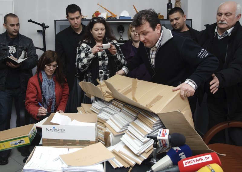 Žužulov šou: Pred novinare istresao desetke kilograma dokumenata
