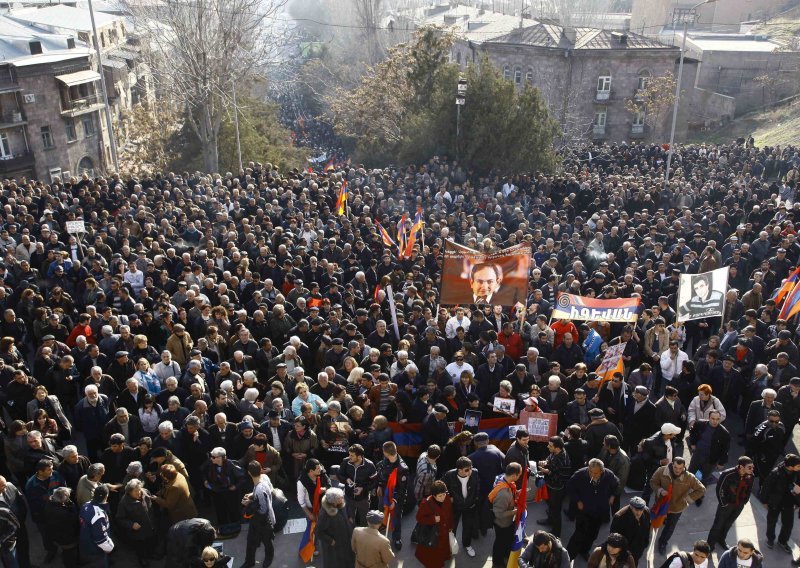 Armenska oporba izvela tisuće ljudi na ulice
