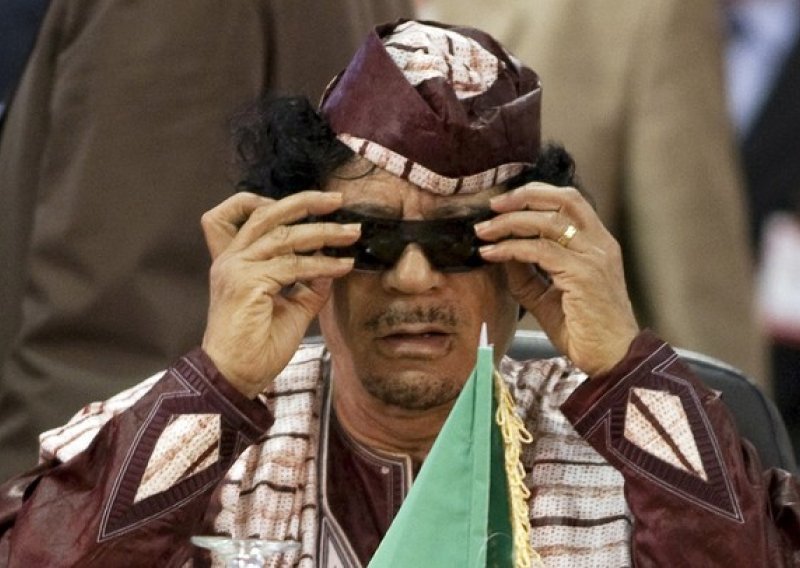 Al Jazeera: Gadafi pokopan u pustinji