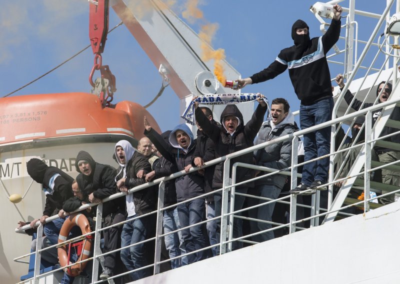 Armada stigla u Split, policija na nogama, krenula pjesma, ali i uvrede