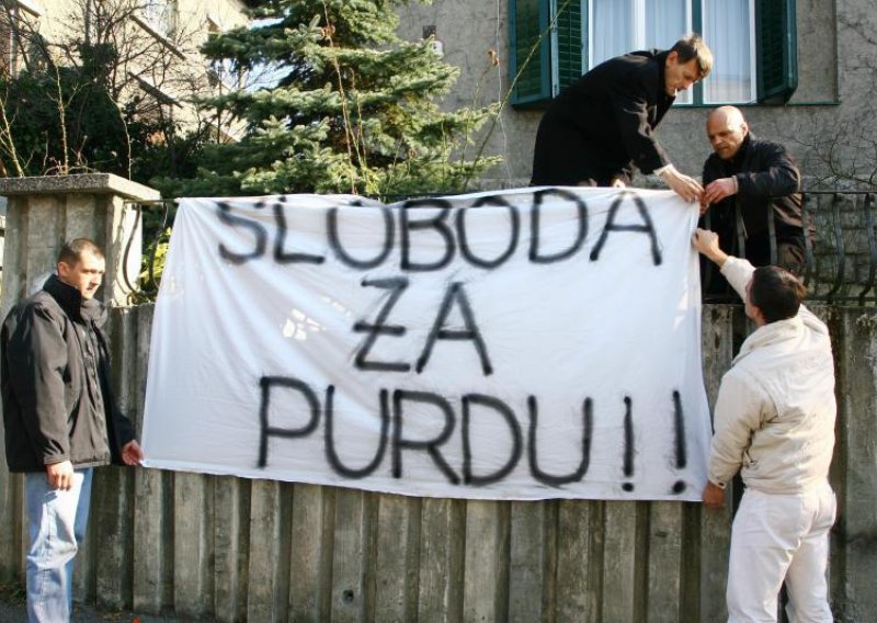 Croatian veterans protest outside Bosnian embassy